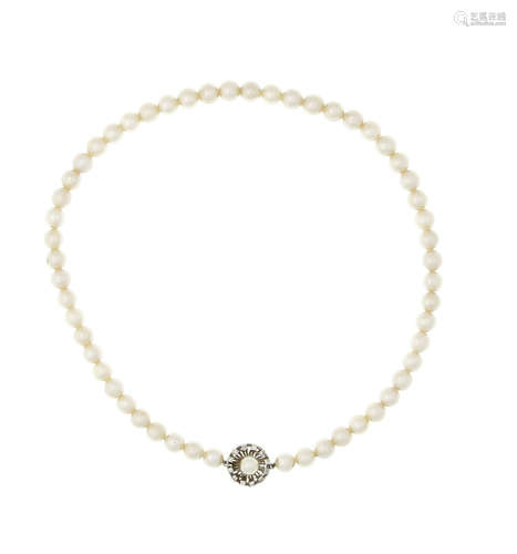 Akoya-Collier mit Steckschließe WG 585/000 besetzt mit einer Akoya-Perle 7 mm undDiamanten, zus. 0,