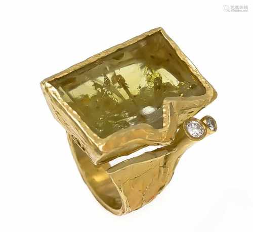 Beryll-Brillant-Ring GG 750/000 Goldschmiedehandarbeit mit einem fac., gelben Beryll 24 x15 mm und 2