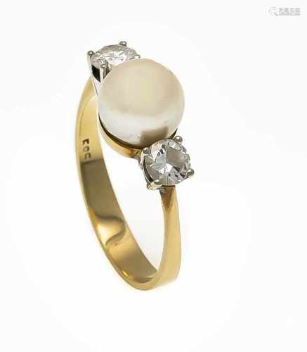 Akoya-Brillant-Ring GG 585/000 mit einer Akoya-Perle 7,6 mm und 2 Brillanten, zus. 0,50 ctl.get.W/