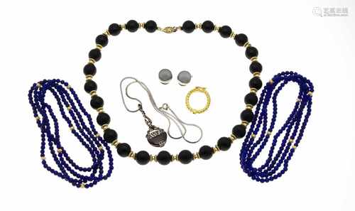 Silber-Konvolut z T. vergoldet, 4 Colliers mit Lapislazuli 4 mm und Onyx 12 mm, L. 100, 46und 38 cm,