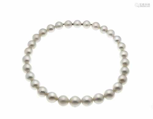 Südsee-Collier mit Nittelpatentschließe in einer Perle, mit 30 weißen Südseeperlen 16 - 13mm, mit