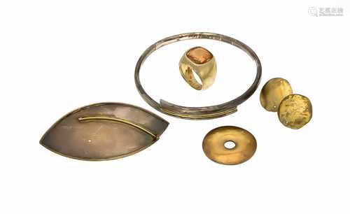 Konvolut Silber und Gold, teilweise Silber vergoldet, Armreif D. 68 mm, Brosche L. 65 mm,Ring RG 52,