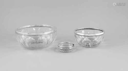 Konvolut von drei Teilen, 20. Jh., klares Glas mit Randmontage, Silber verschiedenenFeingehalte bzw.