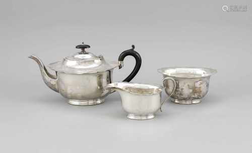 Dreiteiliges Teekernstück, England, 20. Jh., plated, ovaler, profilierter Stand, glatteWandung,
