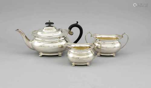 Dreiteiliges Teekernstück, England, 20. Jh., plated, auf 4 Füßen, glatter, bauchigerKorpus, Rand mit