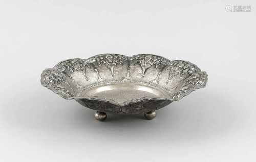 Runde Schale, wohl Deutsch, um 1900, Silber 800/000, auf 3 Kugelfüßen, passig geschweifterRand,