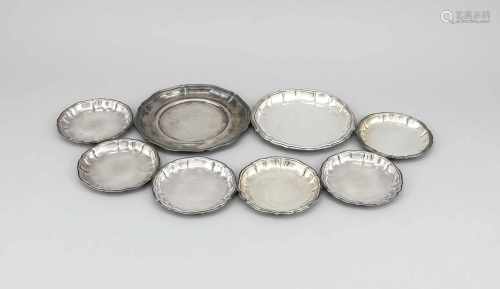 Acht Untersetzer, 20. Jh., Silber verschiedene Feingehalte, passig geschweifte Form, Ø18,5 cm,