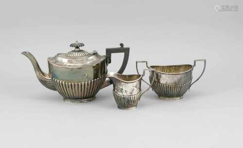 Dreiteiliges Teekernstück, England, 20. Jh., plated, Queen Anne Stil, seitl. angesetztekantige