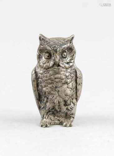 Sitzende Eule, 20. Jh., Silber 800/000, gefüllt, H. 5,5 cmSitting Owl, 20th cent., silver 800/000,
