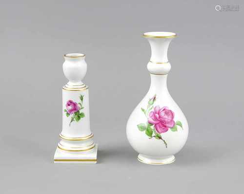 Zwei Teile, Meissen, Marken nach 1950, 1. W., Flaschenvase, H. 18,5 cm, Einkerzenleuchter,H. 15