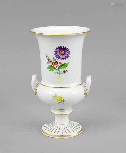 Urnenvase mit seitlichen Henkeln, Meissen, um 1980, 1. W., polychrome Blumenmalerei,