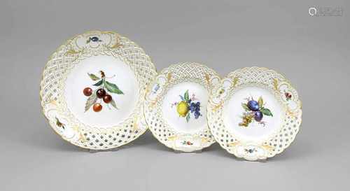 Drei Durchbruchteller, Meissen, 1950er Jahre, 2 Durchbruchteller, 1. W., Modellnr. 321,polychrome