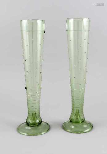 Paar hoher Gläser, 20. Jh., konische Form auf rundem Stand, grünliches klares Glas