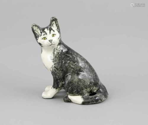 Sitzende Katze, England, 20. Jh., Keramik, grau staffiert, H. 23 cm