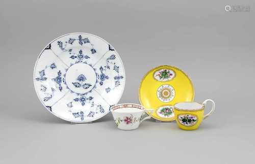 Vier Teile, Meissen, 1. W., Kaffeetasse mit UT, Marke 1817-24, UT 20. Jh.,Schwanenhalshenkel,