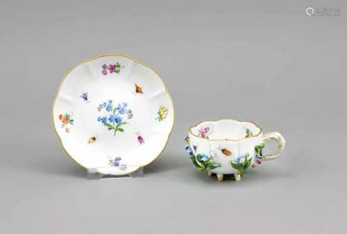 Tasse und UT, Meissen, Marke 1850-1924, 1. W., reich besetzt mit plastischen Blüten