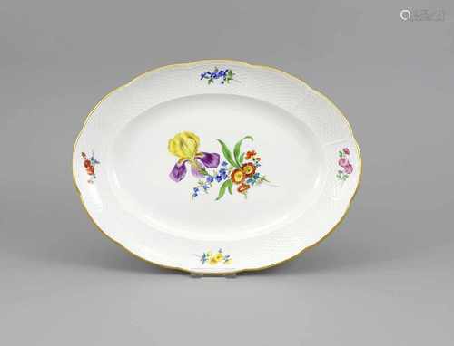 Ovale Platte, Meissen, 1970er Jahre, 1. W., Form Ozier, im Spiegel polychrome Malerei,Dekor Blume 3,