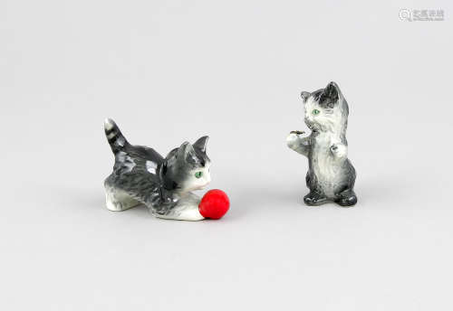 Zwei Katzen, Goebel, Oeslau, Ende 20. Jh., Keramik, grau staffiert, Katze mit Ballspielend, L. 8 cm,