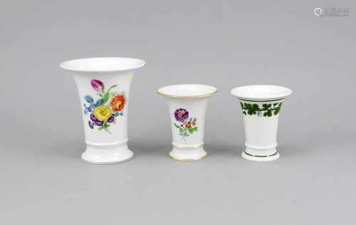 Drei Vasen, Meissen, Marken nach 1950, 1. W., Trompetenform, 2 Vasen mit polychromerBlumenmalerei,