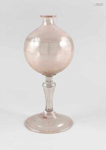 Vase, 20. Jh., ballonförmiger Korpus mit engem Hals über schlankem Stand auf rundem Fuß,roséfarbenes
