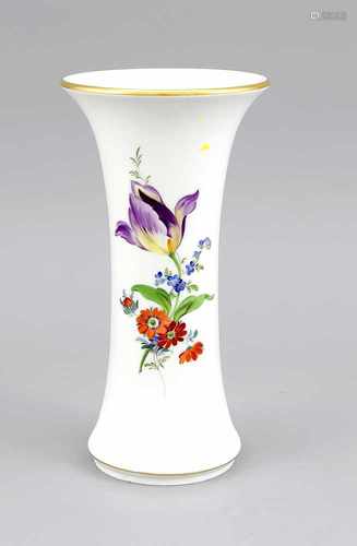 Stangenvase, Meissen, Marke nach 1934, 1. W., polychrome Blumenmalerei, Goldrand, H. 24 cmElegant