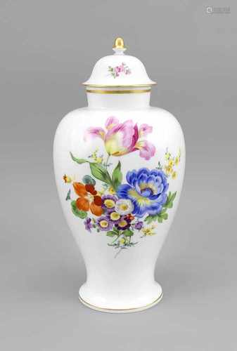 Deckelvase, Meissen, 1970er Jahre, 1. W., gewölbter Deckel, polychrome Malerei mitBlumenbouquet,