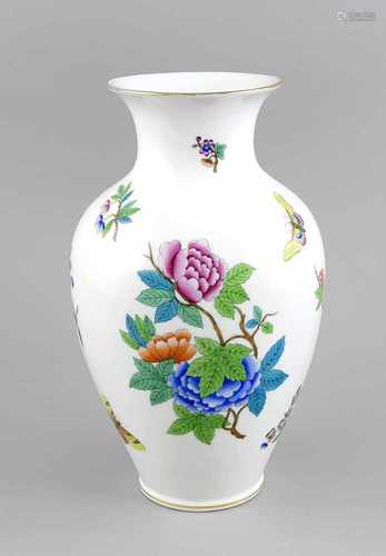 Amphorenvase, Herend, 20. Jh., Dekor Victoria, polychrome Malerei mit Blumen undSchmetterlingen,