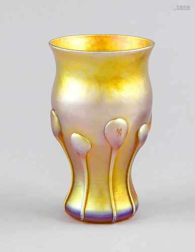 Vase, USA, um 1900, Louis Comfort Tiffany, Favrile Glass, runder Stand, geschweifterKorpus mit