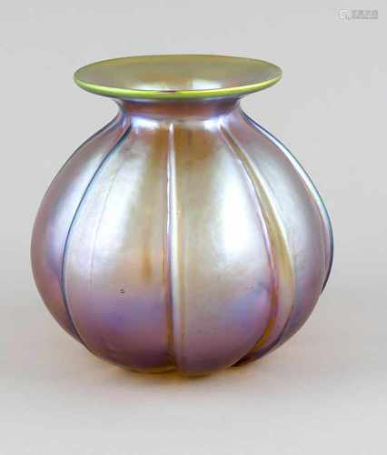 Vase, WMF Myra, um 1930, runder Stand, bauchiger Korpus mit gerippter Wandung, an derSchulter