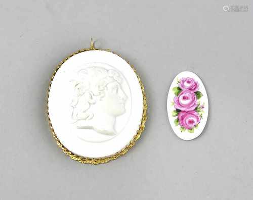 Zwei Medaillons, Meissen, 20. Jh., kleine ovale Plakette mit Rosenmalerei für einMedaillon, 3,5 x