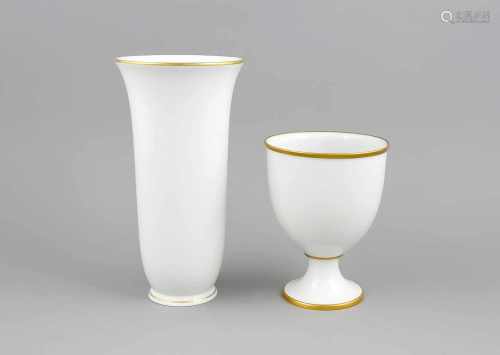 Zwei Vasen, KPM Berlin, Marken 1962-92, 2. W., Bechervase, H. 25 cm, Fußschale/Aussenteilvom