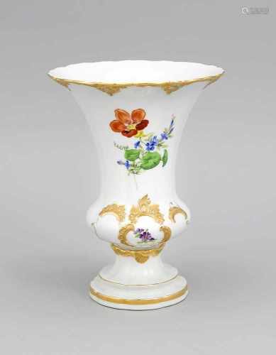Vase, Meissen, um 1980, 1. W., B-Form, Modellnr. 50880, polychrome Blumenmalerei,Reliefdekor,