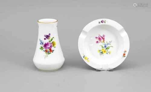 Vase und Ascher, Meissen, polychrome Blumenmalerei, Vase, Marke nach 1934, 1. W., konischsich nach