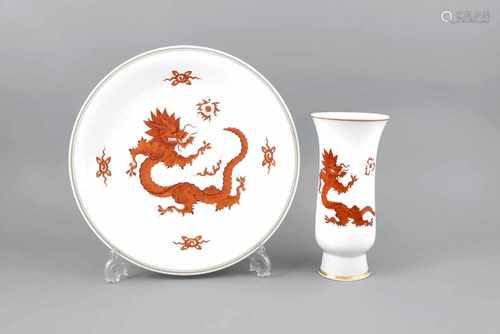 Wandteller und Bechervase, Meissen, Marke nach 1934, 2. W., Dekor Roter Ming-Drache,Wandteller, Ø 35