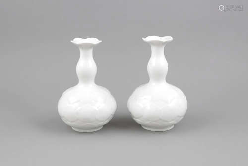 Paar Vasen, Meissen, 1970er Jahre, 1. u. 2. W., Entwurf Ludwig Zepner (1931-2010), FormLotus Relief,