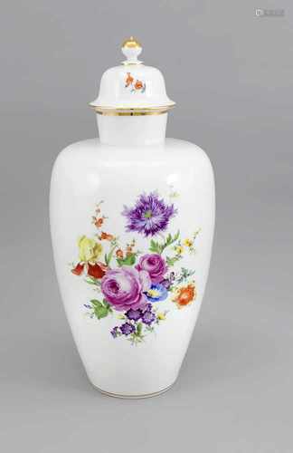 Deckelvase, Meissen, 1950er Jahre, 1. W., gewölbter Deckel, polychrome Malerei mitBlumenbouquet,