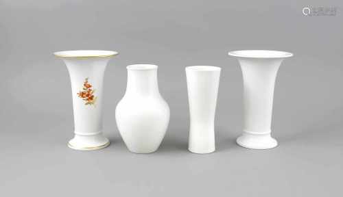 Vier Vasen, KPM Berlin, Marken 1962-92, 2 Trompetenvasen, 1 Vase mit Malermarke undBlumenmalerei