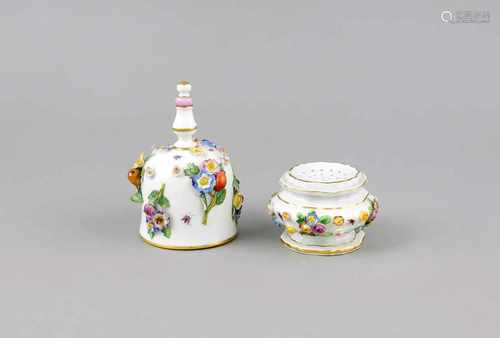 Tischglocke und Streuer, Meissen, Marken 1850-1924, 1. W., aus einem Schreib-Set, reichbesetzt mit