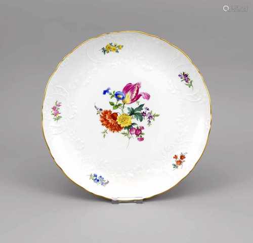 Runde Kuchenplatte, Meissen, 1970er Jahre, 2. W., Form Neumarseille, polychromeBlumenmalerei,