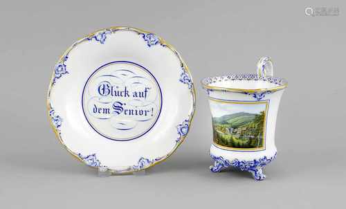 Tasse mit UT, Meissen, Marke 1850-1924, 1. W., zylindrische Form auf drei Volutenfüßchen,