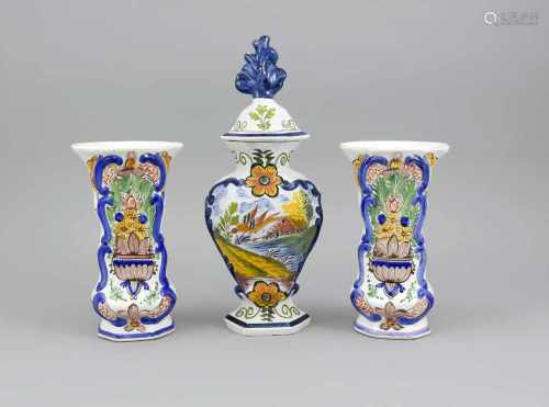 Vasengarnitur, 3-tlg., Delft, Holland, 20. Jh., 1 Deckelvase, H. 35 cm, flankiert von 2Stangenvasen,