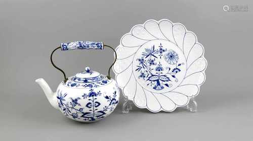 Zwei Teile Meissen, Dekor Zwiebelmuster in Unterglasurblau, Teekanne, Marke 1850-1924, 2.W.,