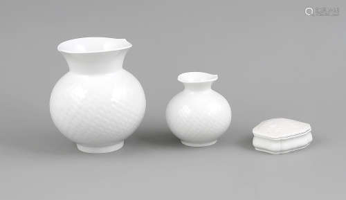 Drei Zierteile, Meissen, Ende 20. Jh., 1. W., 2 bauchige Vasen, Form Welle, geschuppteOberfläche,