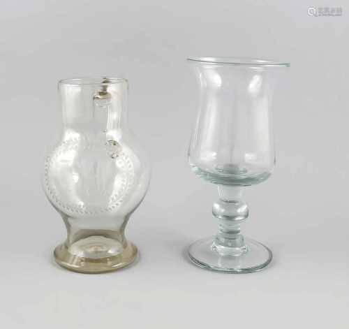 Zwei Teile Glas, Anf. 20. Jh., jeweils klares Glas, Krug, runder Stand, bauchiger Korpus,gerader