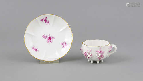 Mokkatasse und Untertasse, Meissen, Marke 1850-1924, 2. W., auf sechs Füßen, Außenwandungbesetzt mit