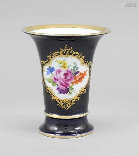 Trompetenvase, Meissen, Marke 1924-34, 1. W., polychrome Blumenmalerei in Reserve,kobaltblauer Fond,