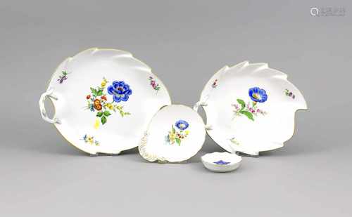 Vier Schalen, 2 Blattschalen, Meissen, nach 1970, 1. W., polychrome Blumenmalerei,Goldrand, L. 23