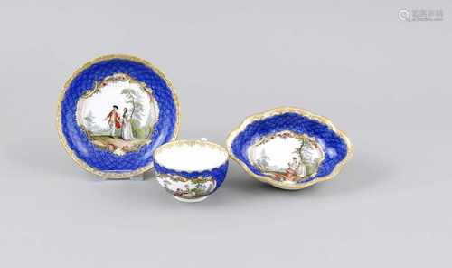 Gedeck, 3-tlg., Meissen, 19. Jh., Tasse mit UT, H. 6 cm, dazu passig geschwungene Schale,L. 14 cm,