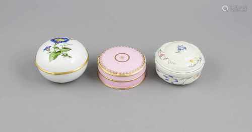 Drei runde Deckeldosen, 20. Jh., 1 Dose, Villeroy & Boch, Keramik, polychromer floralerDekor '