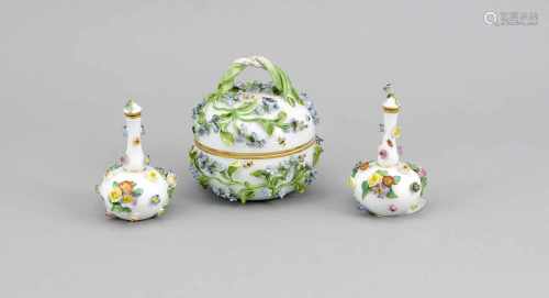 Drei Zierteile, Deckeldose mit aufgelegten Blüten, Potschappel, Dresden, Ø 9 cm, 2 FlakonsMeissen,